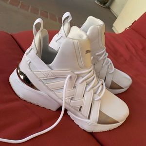 White Puma Sneakers (lightly Used)